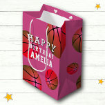 Basketball Boll Sports Kids Grattis på födelsedage<br><div class="desc">Basketball Boll Sports Kids Grattis på födelsedagen Rosa Medium Gift Bag. Basketboll-temad födelsedagspressning med barns namn,  ålder och basket bollar. Lägg till ditt namn och din ålder. Underbar för barn som kärlek basketboll och sport.</div>