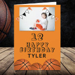 Basketball Bollar Flaggor Kids Photo Birthday Kort<br><div class="desc">Basketball Bollar Flaggor Kids Photo Birthday Card. Utformningen har basketboll bollar och födelsedagsfest buntar flaggor i orange,  svart och vitt färg. Lägg till ditt foto och anpassa det med ditt namn,  din ålder och din text och gör ett eget födelsedagskort. Underbar för pojkar och flickor som kärlek basketboll.</div>