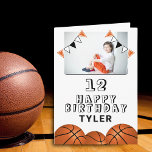 Basketball Bollar Flaggor Kids Photo Birthday Kort<br><div class="desc">Basketball Bollar Flaggor Kids Photo Birthday Card. Utformningen har basketboll bollar och födelsedagsfest buntar flaggor i orange,  svart och vitt färg. Lägg till ditt foto och anpassa det med ditt namn,  din ålder och din text och gör ett eget födelsedagskort. Underbar för pojkar och flickor som kärlek basketboll.</div>