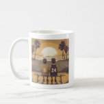 Basketball Legacy - 8 och 24 Kaffemugg<br><div class="desc">Fånga basketbollens magi med den här nostalgiska solnedgången! Två unga spelare i jerseys nummer 8 och 24 sitter på en bänk och tittar på när sol satte över en kustdomstol med handflatan träd i bakgrunden.</div>