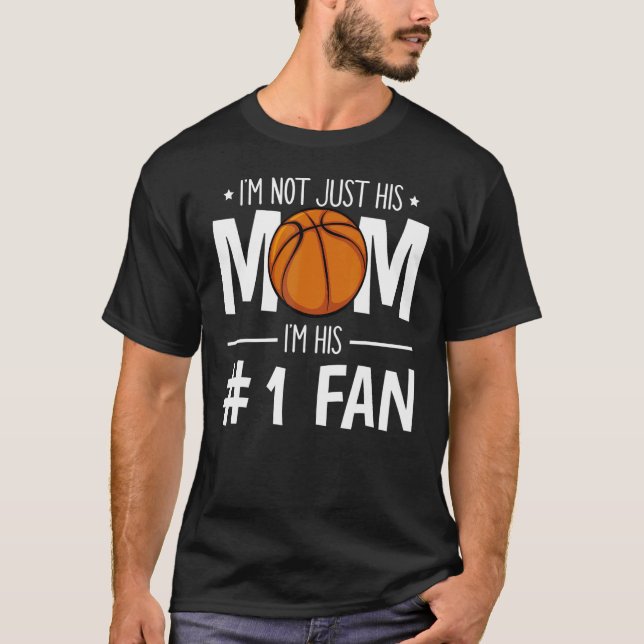Basketball Mamma.. Jag är inte bara hans Mamma Bas T Shirt (Framsida)