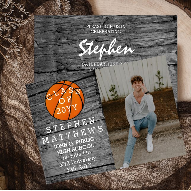 Basketball Rustic Photo Studenten-meddelande Inbjudningar (Rustic Barnwood Basketball Player Photo Graduation Announcement and Party Invitation -Print Digital)