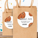 Basketball Sports Barns födelsedag Tack Runt Klistermärke<br><div class="desc">Basketball Sports Kids Grattis på födelsedagen Tack för att du satte dit Sticker. Roligten har texten "Låt oss upp ring" och bollar i basket. Lägg till namn och text. Roligt sportklistermärken för ett baskettema födelsedag.</div>