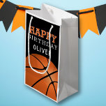 Basketball Sports Grattis på födelsedagen Namn<br><div class="desc">Basketball Sports Grattis på födelsedagen Gift Bag med Namn. Utformningen har en basketboll boll och en önskan från grattis på födelsedagen i svart,  vitt och orange färg. Anpassa med ditt namn och gör en speciell personlig presentväska för pojken eller en flicka.</div>