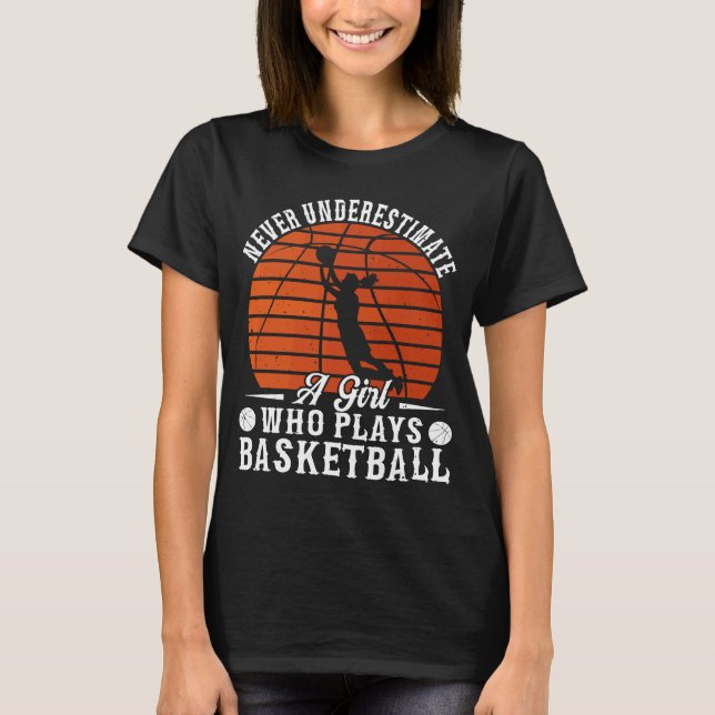 Basketball underskattar aldrig en flicka som spela t shirt (Framsida)