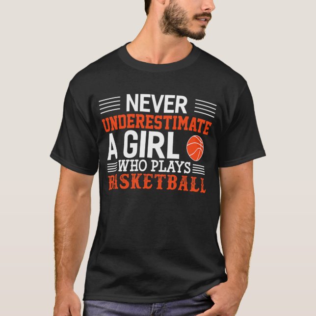 Basketball underskattar aldrig en flicka som spela t shirt (Framsida)
