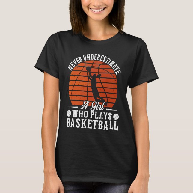 Basketball underskattar aldrig en flicka som spela t shirt (Framsida)