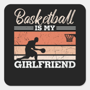 Basketboll är min vackra flickvän fyrkantigt klistermärke