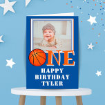 Basketboll Boll ONE Kids Photo 1st Birday Card Kort<br><div class="desc">Basketboll Boll ONE Kids Photo 1st Birthday Card. Cute boyens basketbollfödelsekort för första födelsedag. Konstruktionen har en basket boll i ord ONE. Lägg till ditt barns namn,  foto och meddelande i eller radera det.</div>