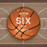 Basketboll födelsedag vid alla åldrar inbjudningar<br><div class="desc">Tittar för en roligt och ett unikt sätt att inbjudan era gäster till din kommande födelsedagskalender? Titta bara på vår basketbollformade födelsedagsinbjudan! Med sin realistiska utformning och runda form kommer inbjudan säkert att imponera på dina gäster och få dem upphetsade för party. På inbjudan finns alla viktiga detaljer om firande,...</div>
