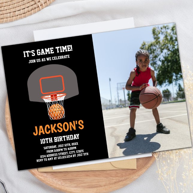 Basketboll för svart Orange-inbjudningar med foto Inbjudningar (Black Orange Basketball Invitations with photo)