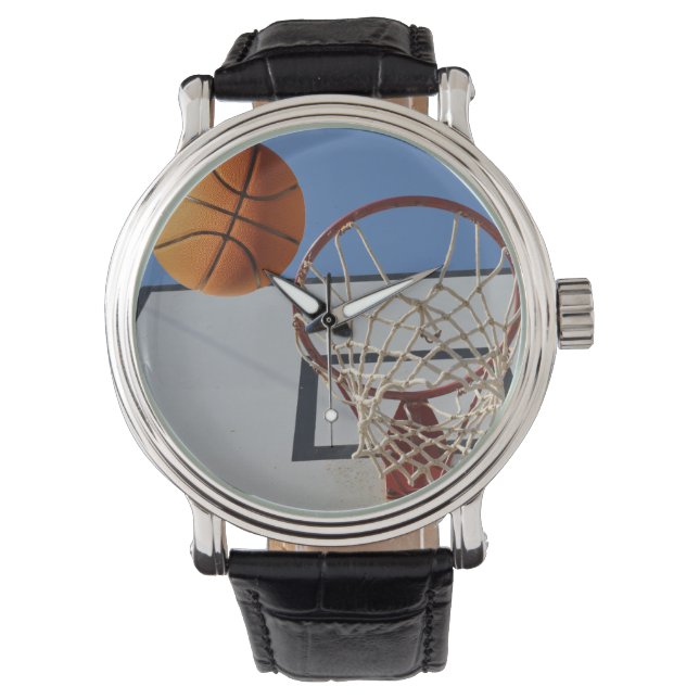 Basketboll går genom Ring. Armbandsur (Framsida)