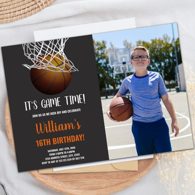 Basketboll i Basket-födelsedagsinbjudan Inbjudningar (Basketball in Basket Birthday Invitations w photo)