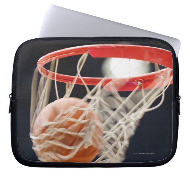 Basketboll i basket. laptop fodral (Framsidan)