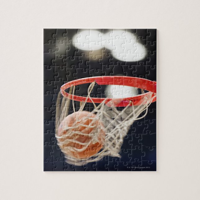 Basketboll i basket. pussel (Vertikal)