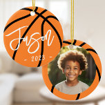 Basketboll lägg till anpassningsbar foto julgransprydnad keramik<br><div class="desc">Keramiska prydnadsföremål som innehåller en basket med ditt eget namn i ett typsnitt av coolan med året nedan. På baksidan finns ett foto ram med anpassningsbarnas foto.</div>