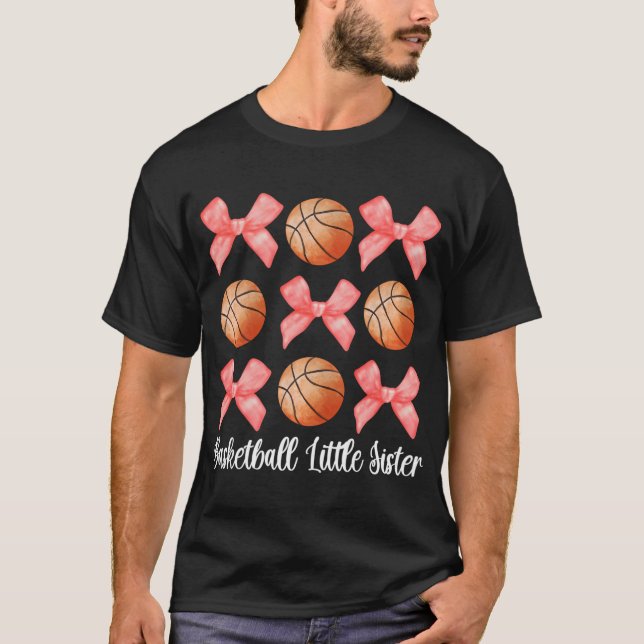 Basketboll liten syster till en basketspelare t shirt (Framsida)