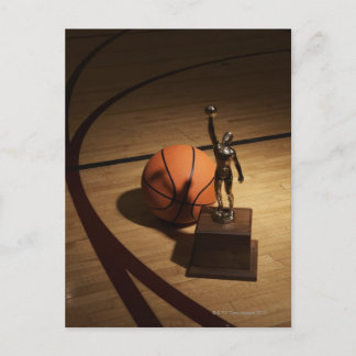 Basketboll och troféer på basketbollstol. vykort