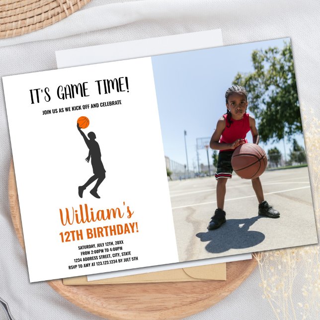 Basketboll på Hand Birthday-inbjudan med foto Inbjudningar (Basketball on Hand Birthday Invitations w photo)