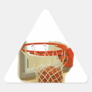Basketboll som faller genom ring triangelformat klistermärke