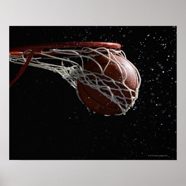 Basketboll som går genom ring 2 poster (Framsidan)