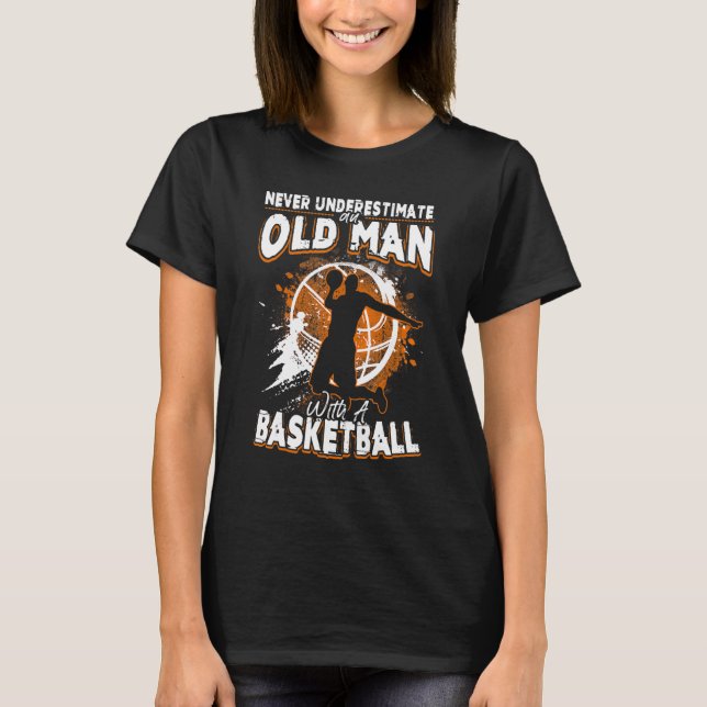 Basketboll underskattar aldrig en gammal man med B T Shirt (Framsida)