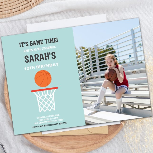 Basketbollinbjudningar för bakgrundsbelysning för  inbjudningar (Green Light Background Basketball Invitations phot)