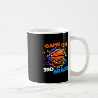 Basketbollspel den 3:e Klass 1-dagen för skoltea Kaffemugg