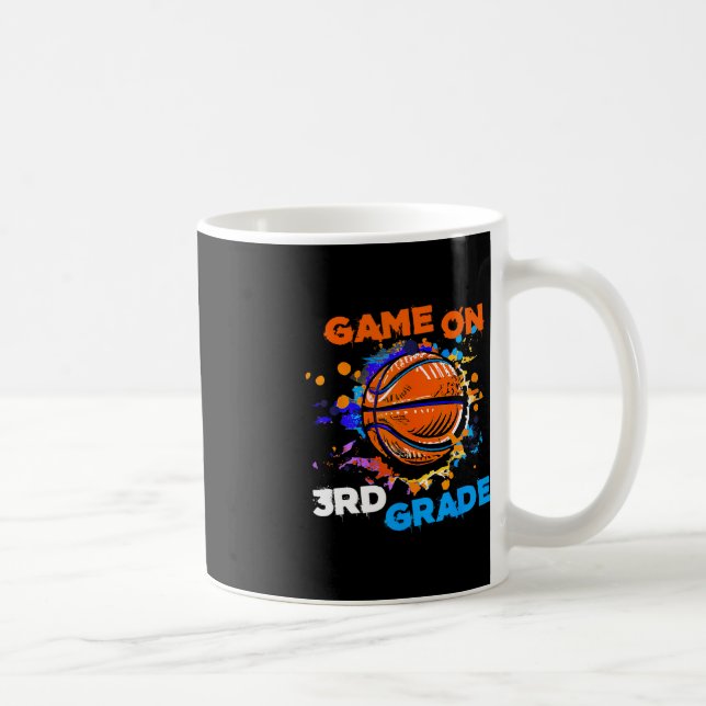 Basketbollspel den 3:e Klass 1-dagen för skoltea Kaffemugg (Höger)