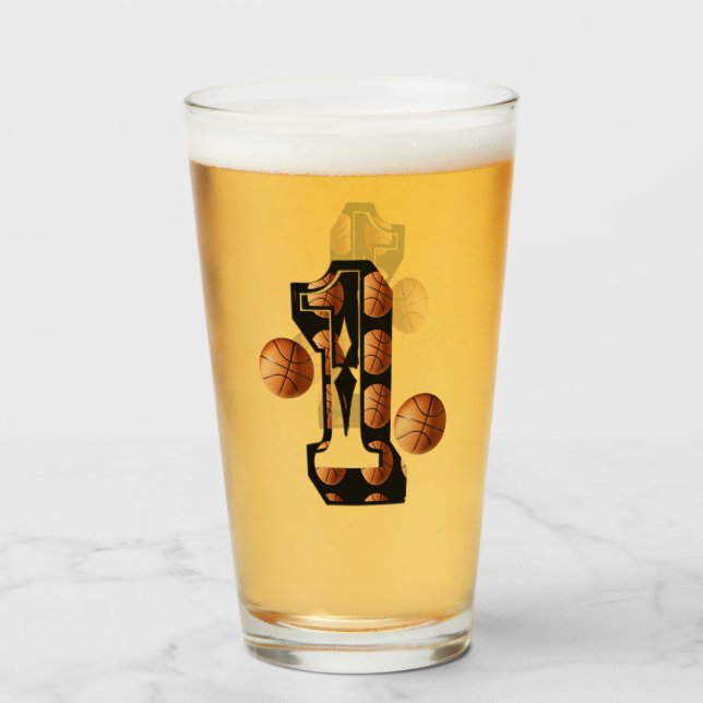 Basketbollspelare nummer ett med basketbullar, glaskopp (Framsida fylld)