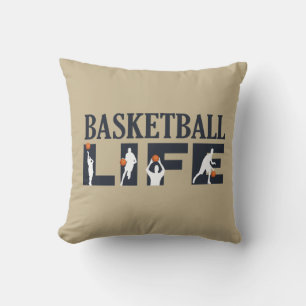 Basketbollspelare som borrar med orange boll kudde