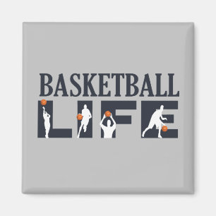 Basketbollspelare som borrar med orange boll magnet