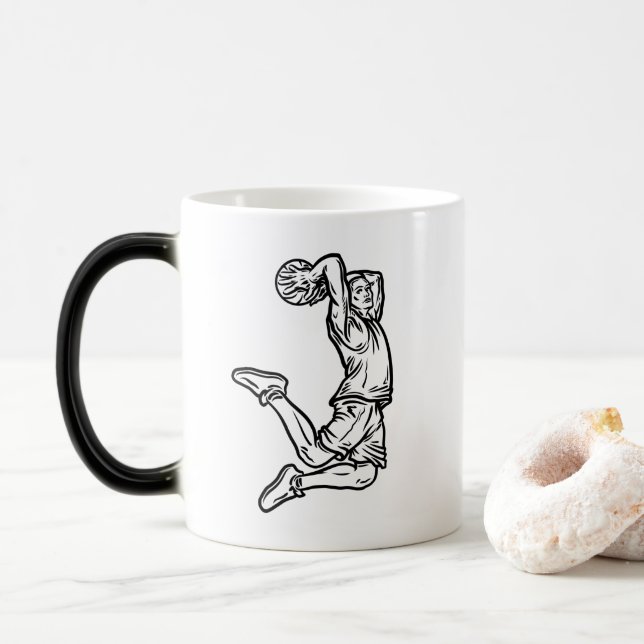 Basketbollspelare som gör Slam dunk Mörk Design Magisk Mugg (Med munk)