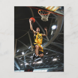 Basketbollspelare som hoppar i luft vykort