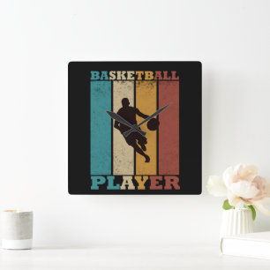Basketbollspelare som kör vintagen stil fyrkantig klocka