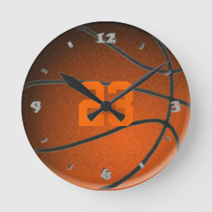 Basketspelare numrerar rundan tar tid på rund klocka