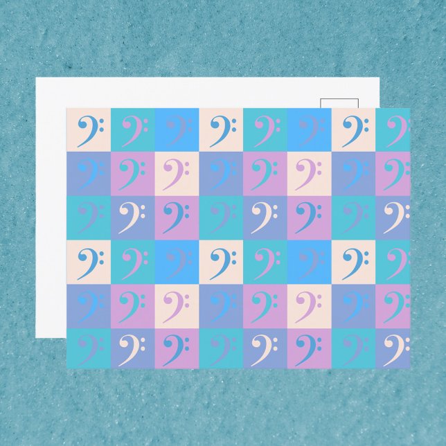 Bass Clef Music Mönster Pastel Färg Vykort (A postcard with a pattern of bass clefs done in yellow, blue, pink, turquoise, purple and blue.)