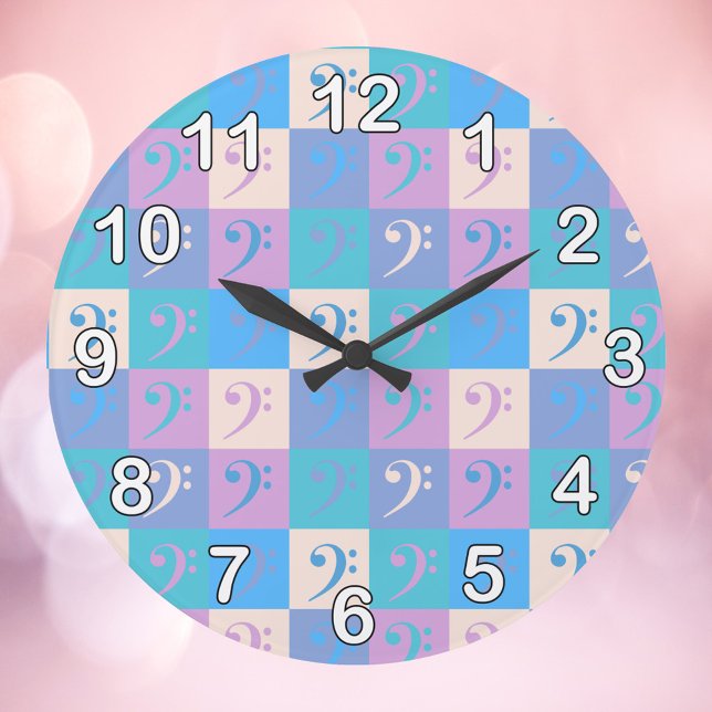 Bass Clef Music Mönster Pastel med nummer Stor Klocka (A clock with a pattern of bass clefs with white numbers and black outlines.)