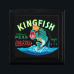 Bass Fish Wed a Krona på en svart bakgrund Minnesask<br><div class="desc">Denna vintage låda-märkning av en basfisk som bär krona på svart bakgrund kommer att glädja vilken vintage som helst älskare. Det är en reklam för KingFish Peas. Färg är mycket levande och vasst. Välj den här teckningen på produkten idag.</div>