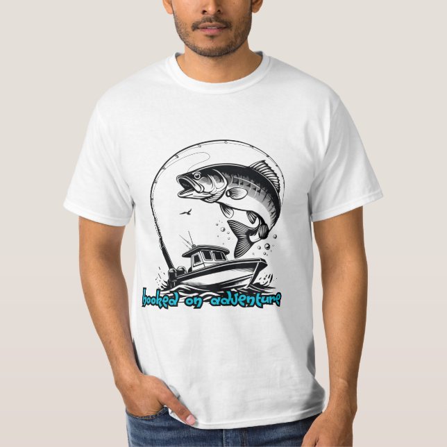 Bass Fishing "Hooking on Äventyr" T-Shirt (Framsida)