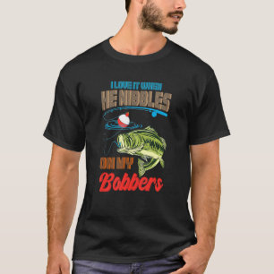 Bass Fishing I Kärlek när han nibbles på min Bobbe T Shirt