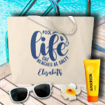 Bassäng Life Blue Jumbo Tygkasse<br><div class="desc">Gör en påstående eller ge till en roligt,  så har den här väskan från färg sitt namn och "Bassäng livets kuber är salta" i chicens blå skrift. MATCHING-objekt i vår samling.</div>