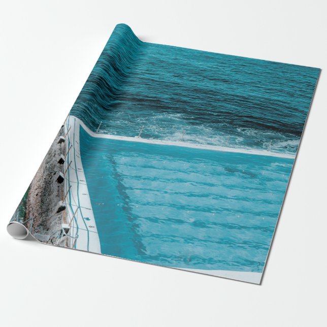 Bassäng nära havet presentpapper (Utrullad)