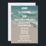Bassäng Party 6e födelsedag Sjätte Beach Vatten Ar Inbjudningar<br><div class="desc">Utskriven med bakgrundsbild av konst vatten-bakgrund och textmallar för personlig som du kan redigera och anpassa! Du kan också ändra åldersmallen om du vill fira en annan åldersfödelsedag!</div>