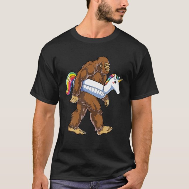 Bassäng Party Bigfoot Unicorn Flyter Funny Sasquat T Shirt (Framsida)