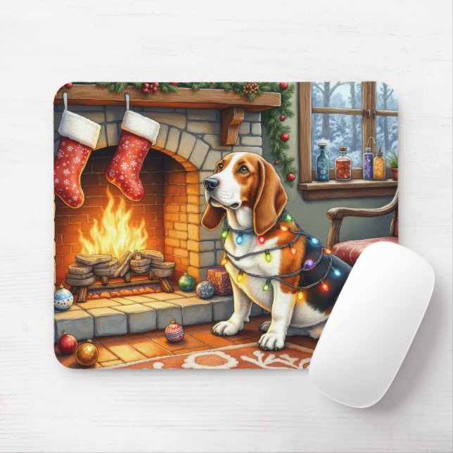 Basset Hound Fireplace with Christmas Lights Musmatta (Med mus)