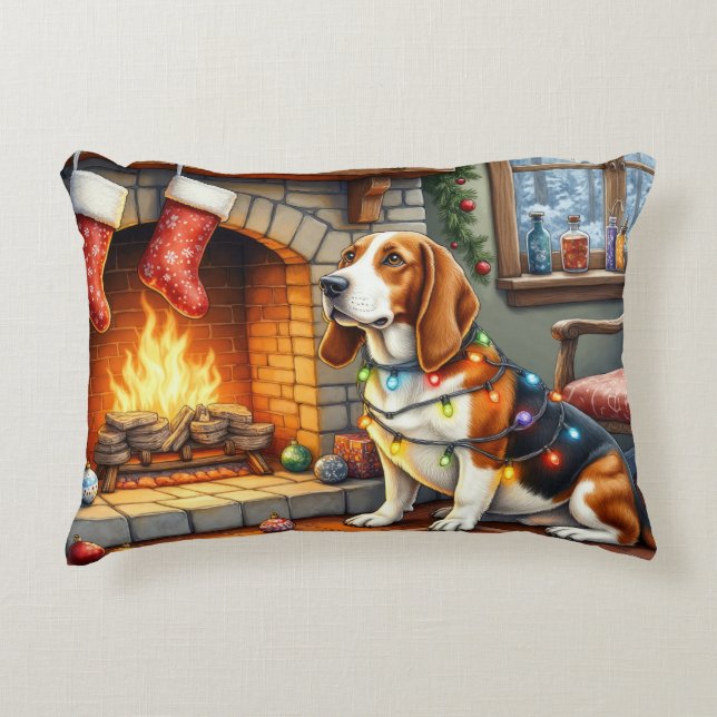 Basset Hound Fireplace with Christmas Lights Prydnadskudde (Framsidan)
