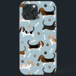 Basset Hound Hund Bones och Tass<br><div class="desc">Cute Basset Hound hundar med brun,  svart,  vit och citron jackar med utspridda ben från hund och tass avtryck roligt mönster.</div>