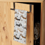Basset Hound Hund Bones och Tass Kökshandduk<br><div class="desc">Cute Basset Hound hundar med brun,  svart,  vit och citron jackar med utspridda ben från hund och tass avtryck roligt mönster.</div>