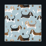 Basset Hound Hund Bones och Tass Magnet<br><div class="desc">Cute Basset Hound hundar med brun, svart, vit och citron jackar med utspridda ben från hund och tass avtryck roligt mönster.</div>